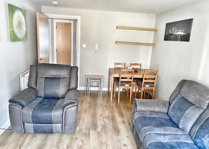 Spacious Ground Floor, 2 Bed By Lains Lettings M